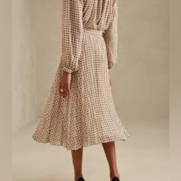 Banana Republic Logo Pleated Midi Dress in Beige White Print Sz XS - Picture 4 of 15